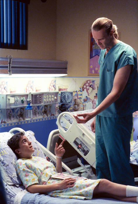 Malcolm-in-the-Middle-2x17-Surgery-Still-MITMVC-6.jpg