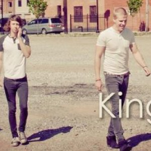 Frankie Muniz as drummer of 'Kingsfoil'