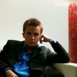 Frankie Muniz couch 4