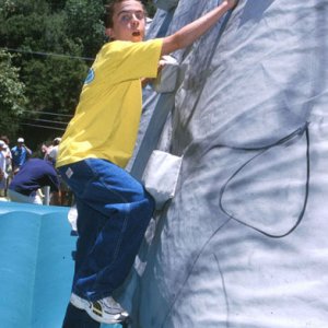Frankie Muniz at 2000 AIDS Charity Event