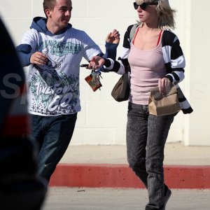 Frankie Muniz and Jamie Gandy Kiss