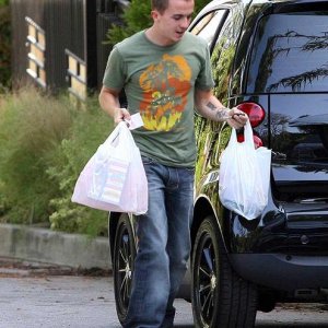 Frankie Muniz Shopping in his Smart Car