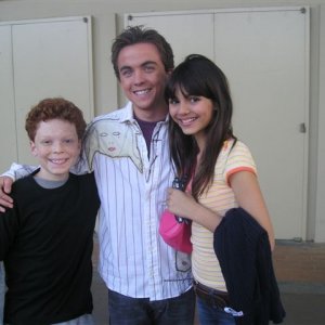 Cameron Monaghan, Frankie Muniz and Victoria Justice (2005)
