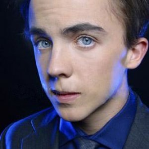 Frankie Muniz photo shoot blue glow 1