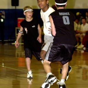 Frankie Muniz basketball action snaps