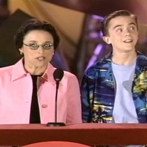 Frankie Muniz co-hosted the Nickelodeon Kids' Choice Awards (2000)
