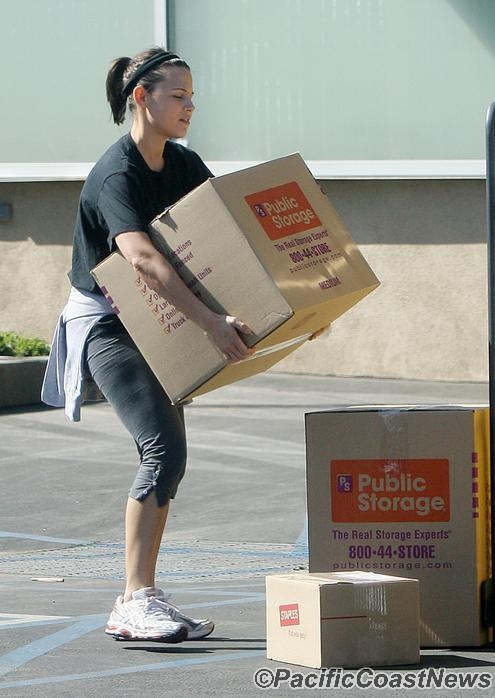 Frankie Muniz and Elycia Marie Moving Boxes